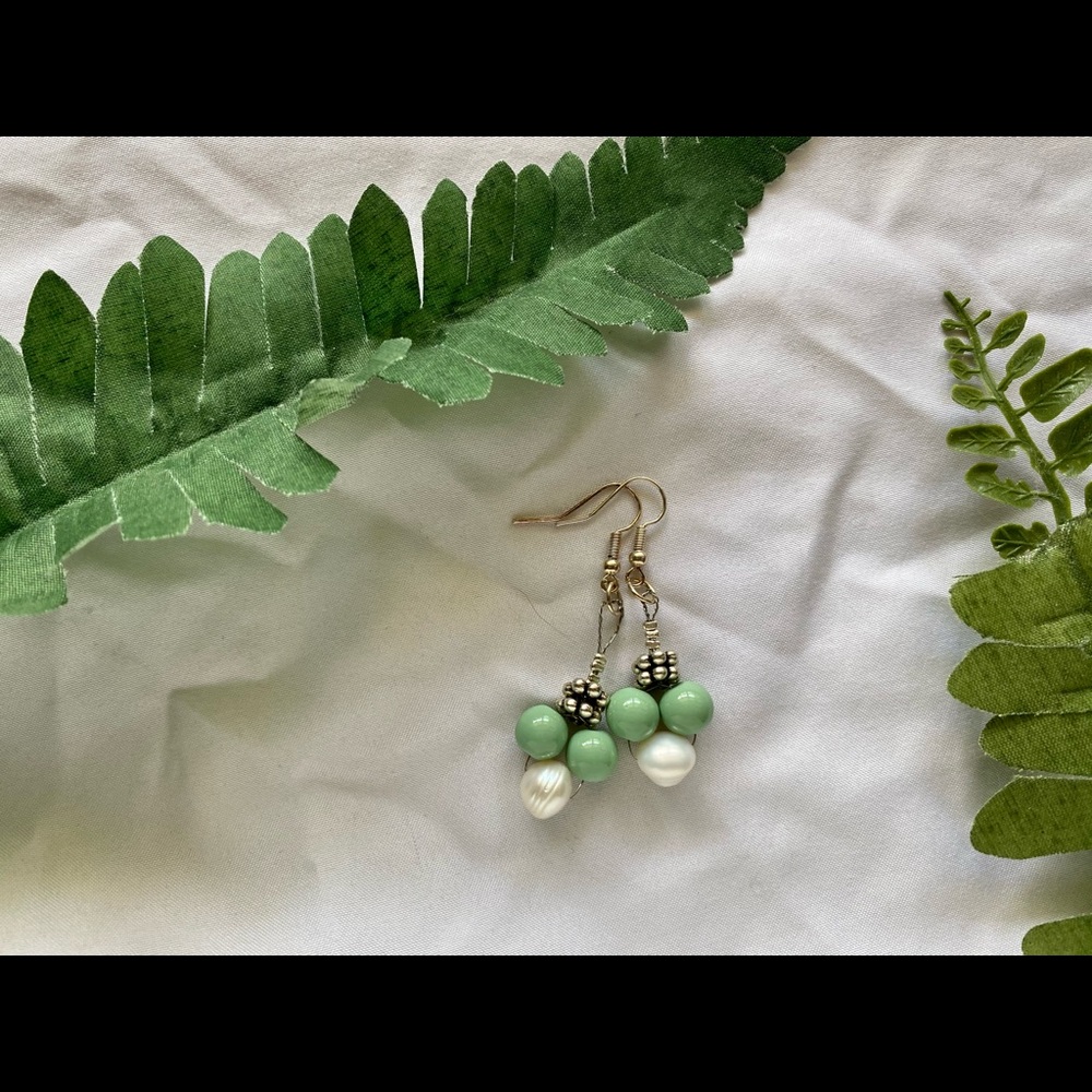Pearl and green bead dangle earrings.